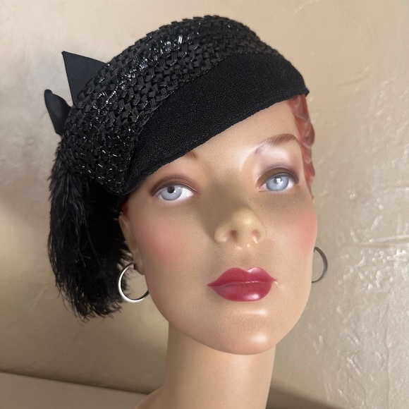 STRIKING 1930s\' BLACK STRAW & FABRIC HAT WITH BOW AND OSTRICH FEATHER. main image 10